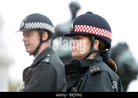 Zwei montiert Polizisten patrouillieren außerhalb der Buckingham Palace, London, England Stockfoto