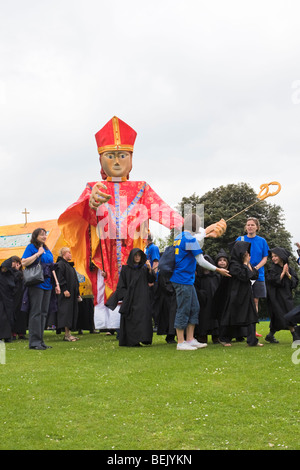 Gigantische Marionette eines Bischofs in St Albans Albantide Wallfahrt Stockfoto