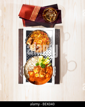 Indisches Essen, ein Gericht aus Huhn Tikka Masala mit Linsen und Bhajji serviert. Stockfoto