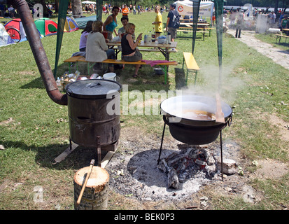 Outdoor-Küche Essen am offenen Feuer vorbereitet. Stockfoto