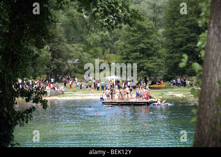 Bosnien und Herzegowina, Jajce Bezirk, Pliva Seen. Menschen genießen die warmen Sommertag, Schwimmen und Baden. Balkan, Europa. Stockfoto