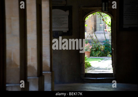 Corpus Christi College Oxford University, durch Kreuzgänge, der Garten Stockfoto