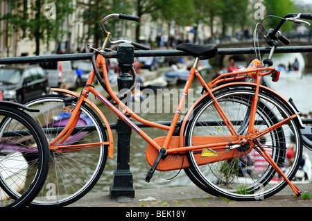 Altmodische Citybike verbunden zu einer Brücke über den Kanal in der Altstadt von Amsterdam Stockfoto