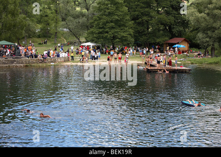 Bosnien und Herzegowina, Jajce Bezirk, Pliva Seen. Menschen genießen die warmen Sommertag, Schwimmen und Baden. Balkan, Europa. Stockfoto