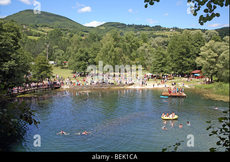 Bosnien und Herzegowina, Jajce Bezirk, Pliva Seen. Menschen genießen die warmen Sommertag, Schwimmen und Baden. Balkan, Europa. Stockfoto