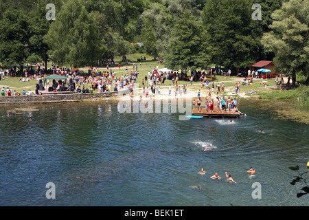 Bosnien und Herzegowina, Jajce Bezirk, Pliva Seen. Menschen genießen die warmen Sommertag, Schwimmen und Baden. Balkan, Europa. Stockfoto