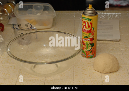 Formen den Teig steigen lassen. Teig in der Vorbereitung für Pane Siciliano rustikalen Sauerteigbrot backen. Stockfoto