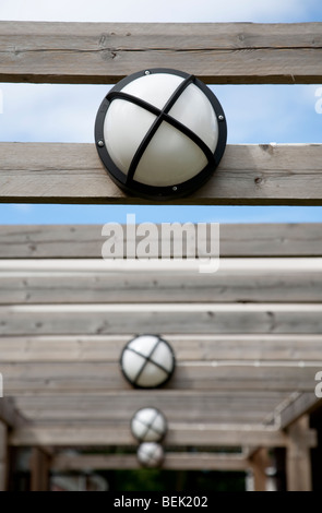 Außerhalb Flur Lampen mit X Muster Stockfoto