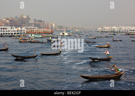 Ruderboote am Fluss Buriganga in Dhaka Bangladesch Stockfoto