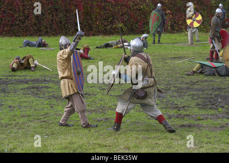 Schwert Kampf am Wikinger Reenactment in Tiel in den Niederlanden Stockfoto