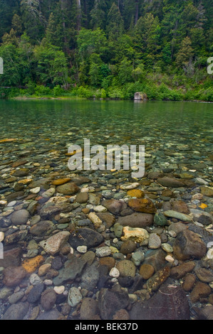 Felsen unter Wasser im Fluss Smith, Jedediah Smith Redwoods State Park, Kalifornien Stockfoto