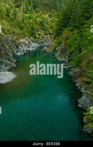 Smith River fließt durch den Wald Canyon, Del Norte County, Kalifornien Stockfoto