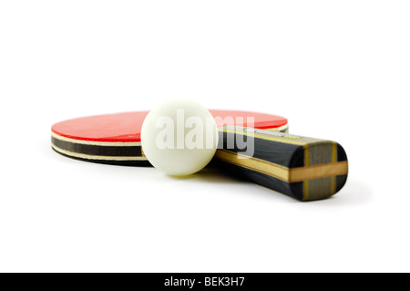 Tischtennis-Schläger und Ball isoliert auf weißem Hintergrund Stockfoto