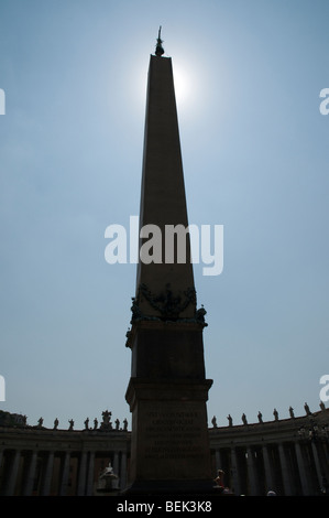 Ägyptischer Obelisk in der Mitte der Petersplatz Stockfoto