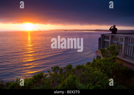 Person, die den Sonnenuntergang fotografieren, aus Enderts Blick auf Strand, in der Nähe von Crescent City, Redwood National Park, Kalifornien Stockfoto