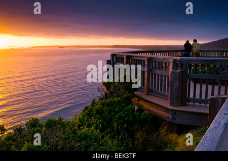 Paar den Sonnenuntergang über dem Meer von Enderts Blick auf Strand, in der Nähe von Crescent City, Redwood National Park, Kalifornien Stockfoto