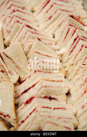Viele geschnittene Weißbrot Erdbeere oder Himbeere Marmelade dreieckige Sandwiches bereit für eine Kinder-Geburtstags-party Stockfoto