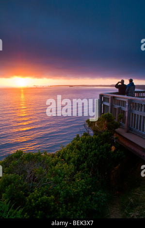 Menschen, die den Sonnenuntergang über dem Meer von Enderts Blick auf Strand, in der Nähe von Crescent City, Redwood National Park, Kalifornien Stockfoto