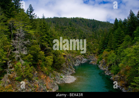 Smith River fließt durch den Wald Canyon, Del Norte County, Kalifornien Stockfoto