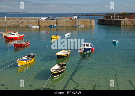 Boote in Mousehole harbour bei Flut, Cornwall UK. Stockfoto