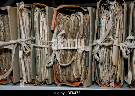 Sammlung von sehr alten Papieren in Ordnern gespeichert, miteinander verbunden Stockfoto