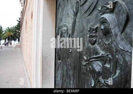 Israel, Haifa, der Karmeliterkirche Stella Maris, Mt. Carmel Details der gravierten Tür mit Maria und Jesuskind Stockfoto