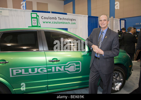 Chuck Reed, Bürgermeister von San Jose, Posen von Saturn Vue Plug-in Hybrid-Prototypen Fahrzeug, mit freundlicher Genehmigung von General Motors Stockfoto