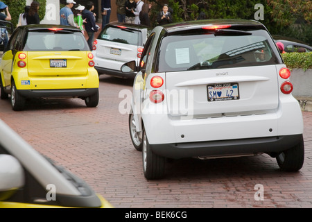 Heckansicht des Smart Autos auf der Straße. Lombard Street, San Francisco, Kalifornien, USA Stockfoto
