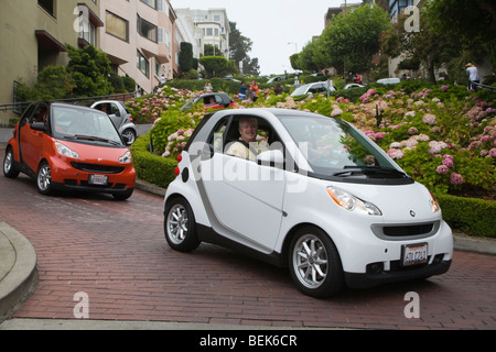 Intelligente Autos fahren bei Lombard Street. San Francisco, Kalifornien, USA Stockfoto