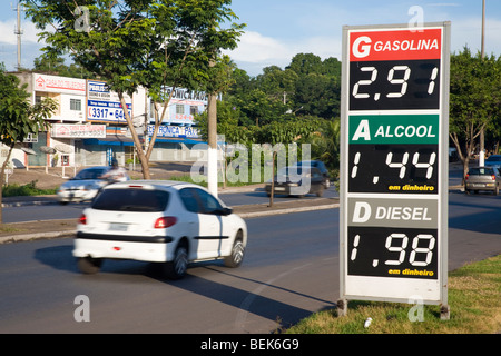 Eine Kraftstoff-Preisliste für Gas, Ethanol und Diesel am Straßenrand. Cuiaba, Mato Grosso, Brasilien. Stockfoto