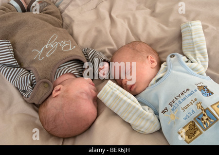 Frühgeborene, eineiigen Zwillingen Stockfoto