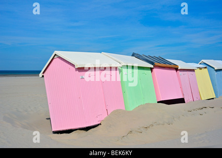 Reihe von bunten Strandkabinen in Pastellfarben entlang der Nordsee in Berck, Côte d ' Opale, Pas-de-Calais, Frankreich Stockfoto