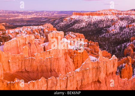 Abendlicht am Schnee bestäubt Felsformationen unter Sunset Point, Bryce-Canyon-Nationalpark, Utah Stockfoto