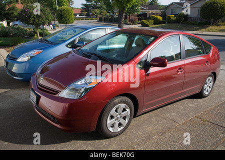 Eine Seitenansicht der beiden geparkten Toyota Prius Hybrid-Autos. Cupertino, Kalifornien, USA Stockfoto