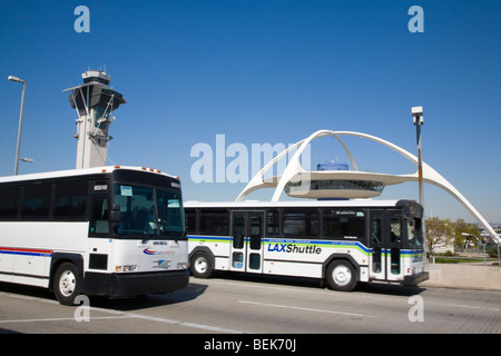 Zwei Busse gegen blauen Himmel. LAX (Los Angeles International Airport)-Shuttle-Bus ist ein Erdgas-Fahrzeug. Stockfoto