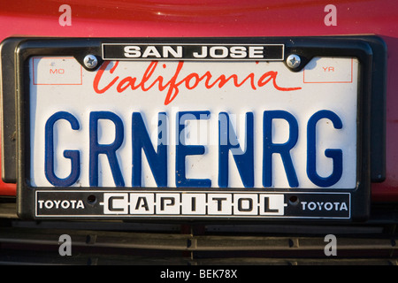 Nahaufnahme von "GRNENRG" Nummernschild auf Toyota Prius mit einem San Jose Capitol-Rahmen. Mountain View, Kalifornien, USA Stockfoto