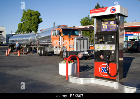 Ein Gas-LKW Benzin an einer Tankstelle zu liefern. Mountain View, Kalifornien, USA Stockfoto