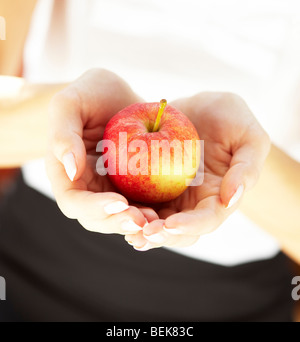 Nahaufnahme einer Person hält Apfel Stockfoto