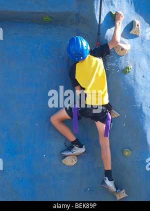 Junge an einer Kletterwand. Stockfoto