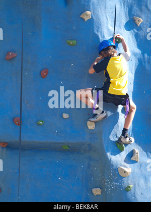 Junge an einer Kletterwand. Stockfoto