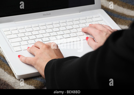 Nahaufnahme von Frauenhand auf laptop Stockfoto