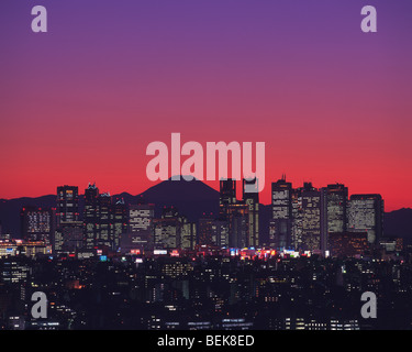 West Shinjuku Skyline am Abend mit Mt. Fuji in der Ferne, Tokio, Japan Stockfoto