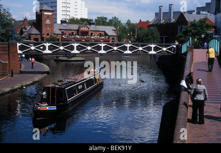 Boot auf dem Kanal in der Nähe von alten Turn Point- and -The Malt House Pub Birmingham UK Stockfoto