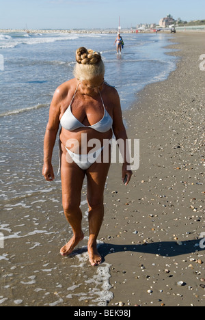 Geschlecht Flüssigkeit Person reife ältere androgyne Frau Mann gesunde Passform Körper tragen weißen Bikini Venedig Lido Strand Italien 2000er Jahre 2009 HOMER SYKES Stockfoto