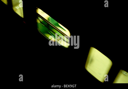 Ein Zug vorbei, mitten in der Nacht. Stockfoto