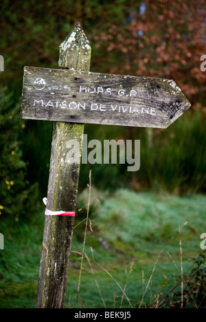 Wegweiser zu Hotié de Viviane / Maison de Viviane / Viviane Haus, Brocéliande an Paimpont, Bretagne, Frankreich Stockfoto