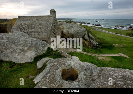 Altes Zollhaus, eingekeilt zwischen den Felsen bei Menez Ham / Meneham, Kerlouan, Finistère, Bretagne, Frankreich Stockfoto