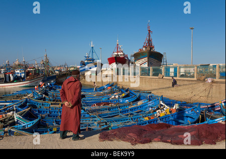 Mann in der "Fischerei Hafen" Essaouira Marokko Stockfoto