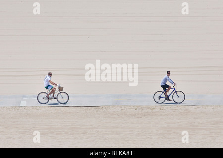 Menschen, die Radtour entlang der Strand von Santa Monica in Los Angeles, Kalifornien, USA Stockfoto