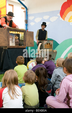 Kleine Straßentheater mit einem Kind-Publikum Stockfoto